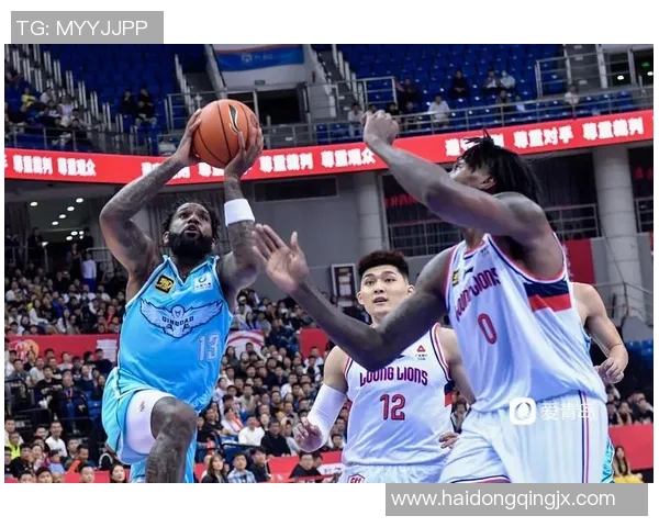 青岛男篮与广州男篮激战正酣谁能在这场对决中笑到最后